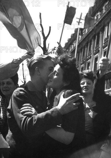 Résistants communistes et F.F.I. à la libération de Paris (août 1944)