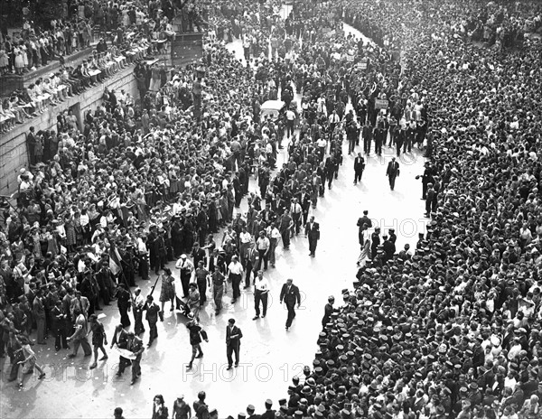 Popular support parade in favour of General de Gaulle, during the Resistance uprising in Paris (August 1944)