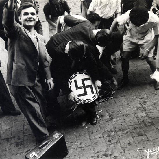 Scene of cheering crowd, during the Liberation of Paris (August 1944)