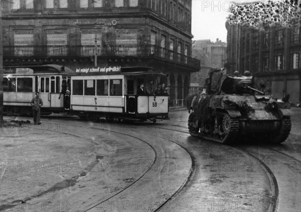 Un char français dans une ville d'Allemagne, après la victoire des Alliés (1945)