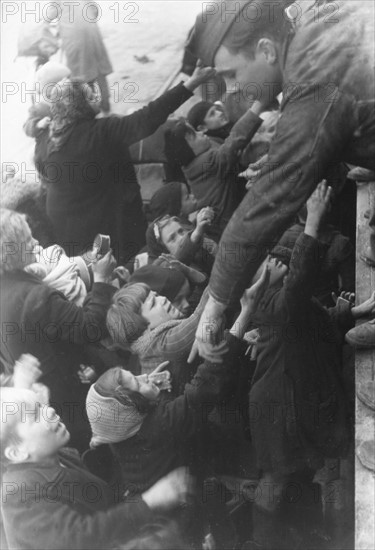 Allied troops distributing supplies and candies to French children, during the Liberation (August 1944)