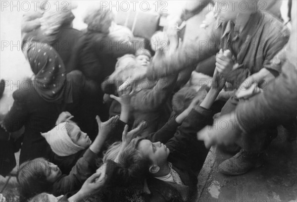 Allied troops distributing supplies and candies to French children, during the Liberation (August 1944)