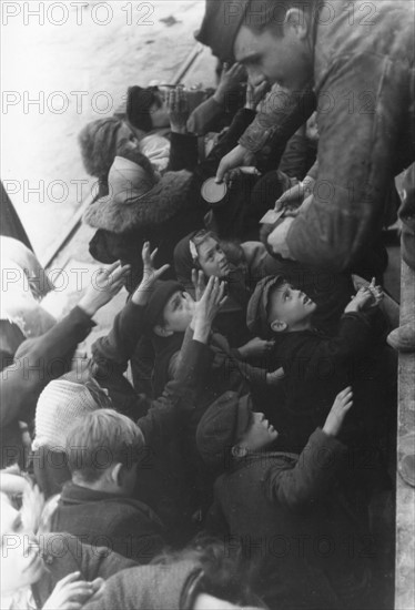 Les troupes alliées distribuent vivres et friandises aux petits français, à la Libération (août 1944)