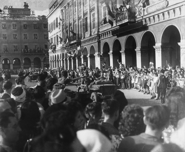 Défilé des troupes alliées à la libération de Paris (août 1944)