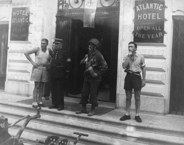 Scène de rue à la Libération, devant l'Hôtel Atlantic à Paris (août 1944)