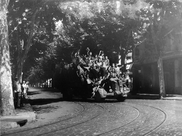 Scène de liesse populaire à la libération (août 1944)