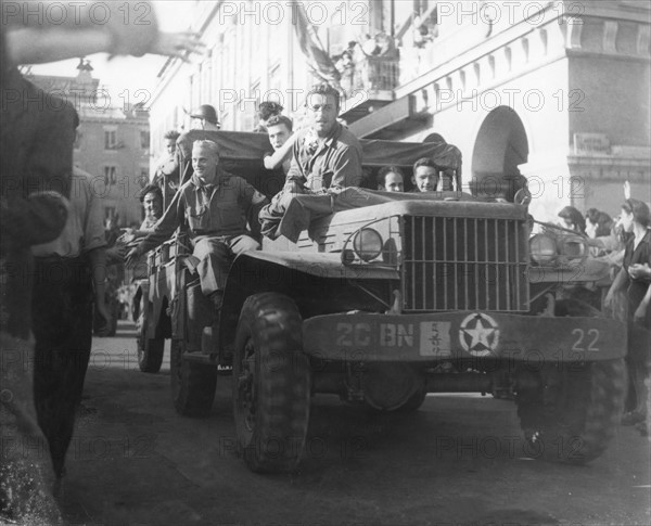 Scène de liesse populaire à la libération de Paris (août 1944)