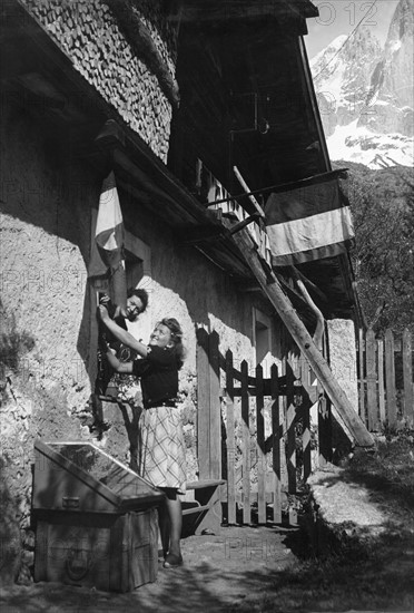 A la Libération, le drapeau français est à nouveau hissé sur la façade de ce chalet (août 1944)