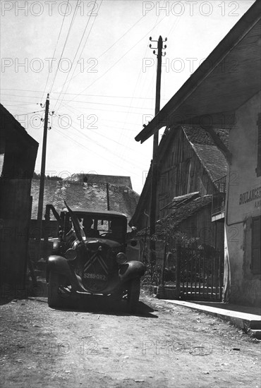 Une auto arbore le drapeau français à la Libération (août 1944)