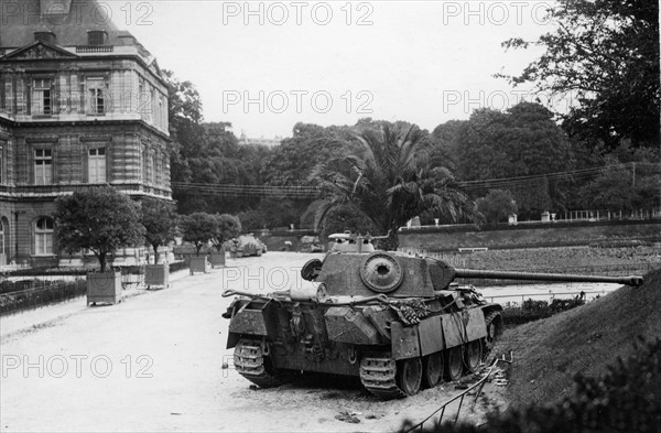 Un char devant le Palais du Sénat, au Jardin du Luxembourg à Paris, lors de la Libération (août 1944)