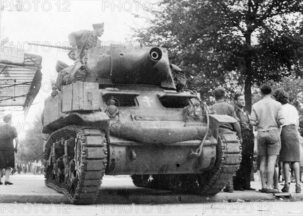 Un char de la division Leclerc à l'arrêt, lors de la Libération de Paris (août 1944)