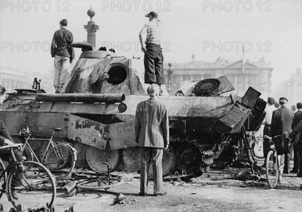 Un char allemand détruit, Place de la Concorde, lors de la Libération de Paris (août 1944)