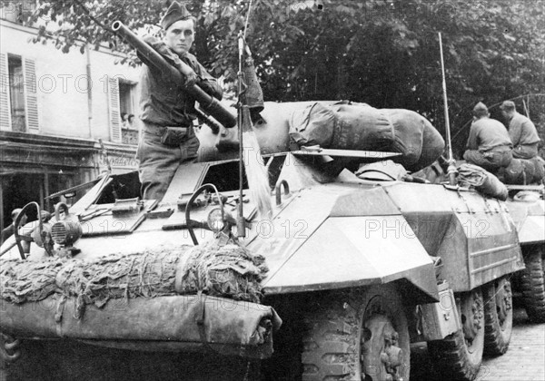 Un véhicule blindé français lors de la Libération de Paris (août 1944)