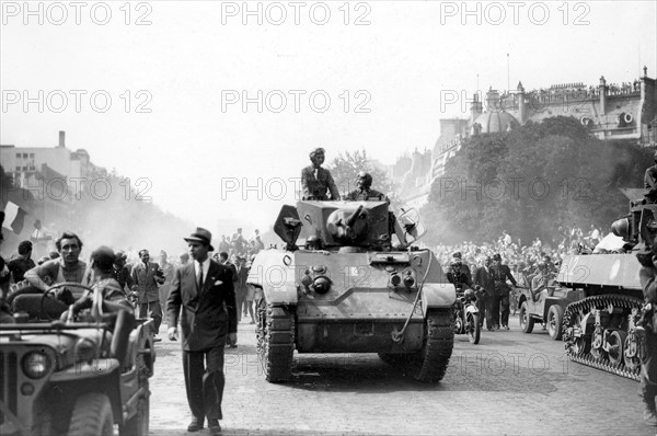 Véhicule blindé français sur les Champs-Elysées, lors de la Libération de Paris (août 1944)