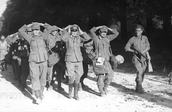 Reddition d'une unité allemande à la Libération de Paris, près du jardin du Luxembourg (août 1944)