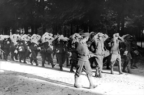 Reddition d'une unité allemande à la Libération de Paris, près du jardin du Luxembourg (août 1944)