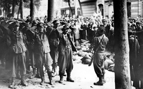 Reddition d'une unité allemande à la Libération de Paris, près du jardin du Luxembourg (août 1944)