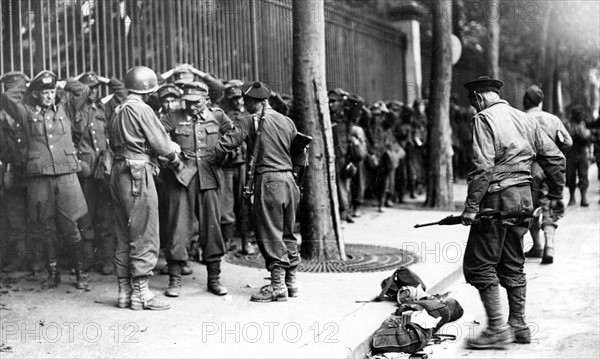 Surrender of a German unit at the Liberation of Paris, near the Jardin du Luxembourg (August 1944)