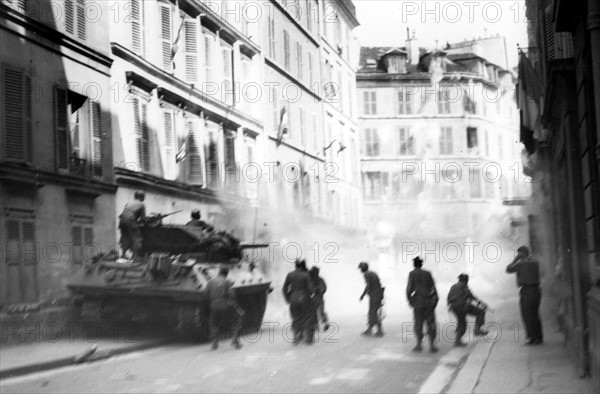 Un char à l'action près du Palais du Luxembourg, lors de la Libération de Paris (août 1944)
