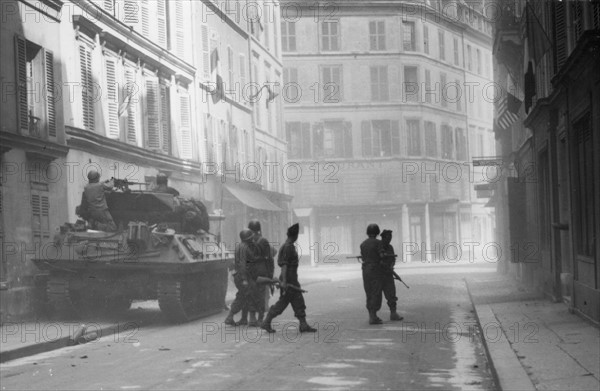 Un char en action près du Palais du Luxembourg, lors de la Libération de Paris (août 1944)