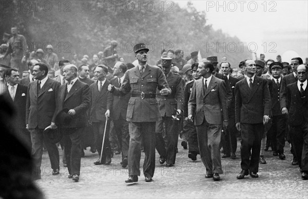 General de Gaulle walking down the Champs-Elysées, at the Liberation of Paris (August 1944)