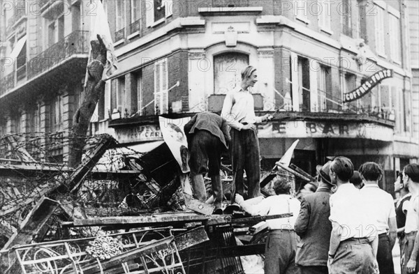 Barricade dans les rues de Paris, à la Libération (août 1944)