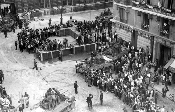 Barricade dans les rues de Paris, devant le Palais du Sénat, lors de la Libération (août 1944)