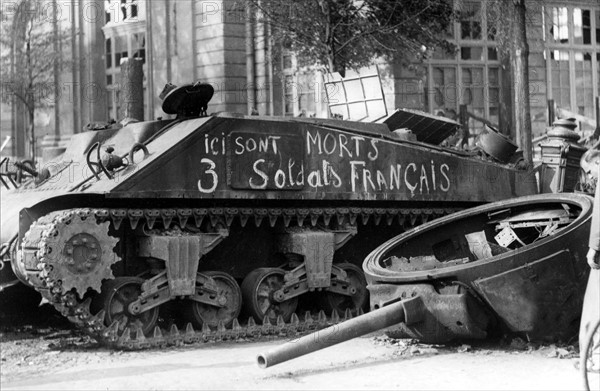 Char français dans les rues de Paris, lors de la Libération (août 1944)