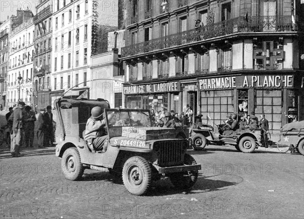 Premières Jeeps américaines dans Paris, lors de la Libération (août 1944)