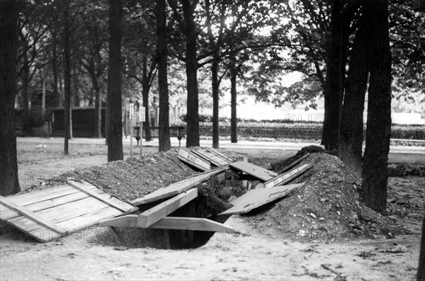 Tranchée creusée lors de la Libération de Paris, vraisemblablement au Jardin du Luxembourg (août 1944)