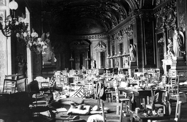 Campement installé vraisemblablement à l'intérieur du Sénat, lors de la Libération de Paris (août 1944)