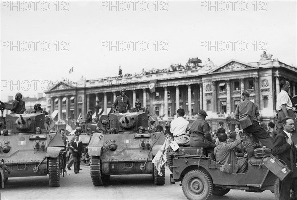 Véhicules blindés lors de la Libération de Paris, devant l'hôtel de Crillon (août 1944)