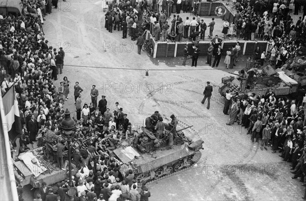 Barricades dans les rues de Paris, lors de la Libération (août 1944)