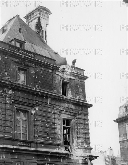 Le Palais du Sénat, à Paris, détruit en partie par les bombardements lors de la Libération (août 1944)