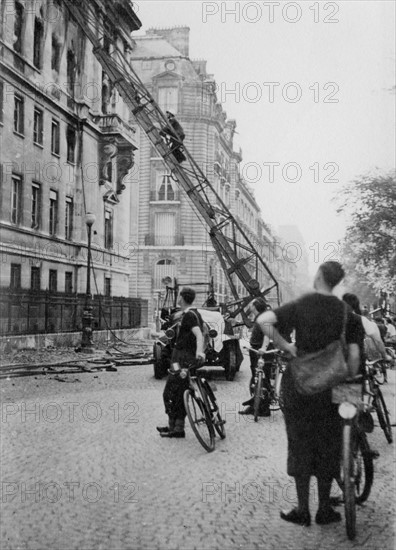 Intervention des pompiers lors de l'incendie du ministère des Affaires Etrangères à Paris, à la Libération (août 1944)