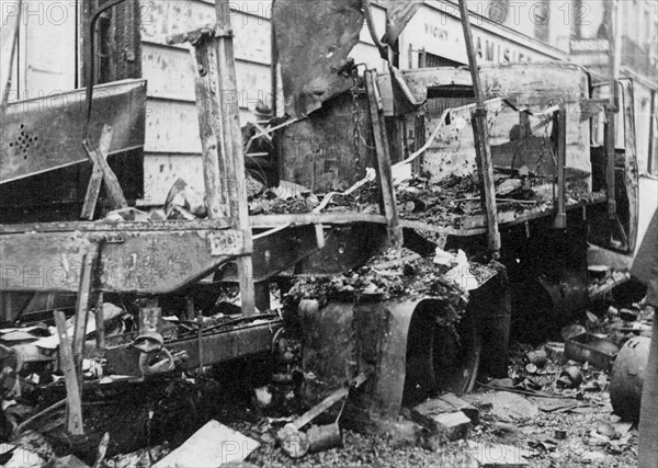 Carcasse d'un camion brûlé, rue de Castiglione à Paris, lors de la Libération (août 1944)