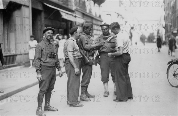 Un groupe de patriotes français dans les rues de Paris, à la Libération 
(août 1944)