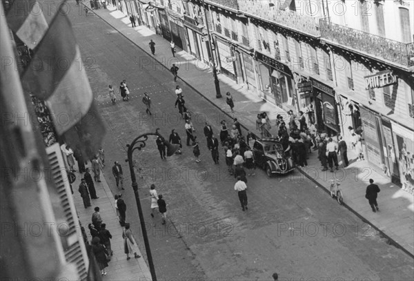 Civils dans une rue de Paris, lors de la Libération (août 1944)
