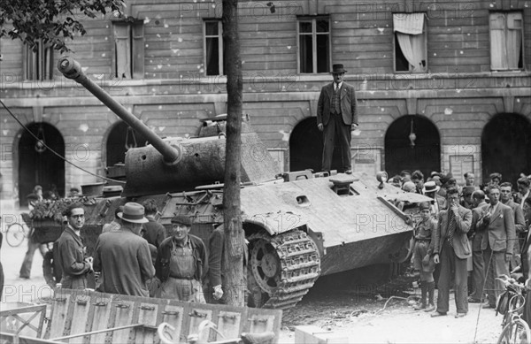 Un char devant le Palais du Sénat à Paris, lors de la Libération (août 1944)