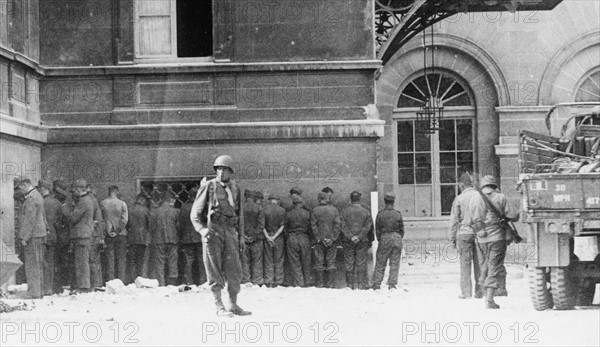 A group of German prisoners, during the Liberation of Paris (August 1944)