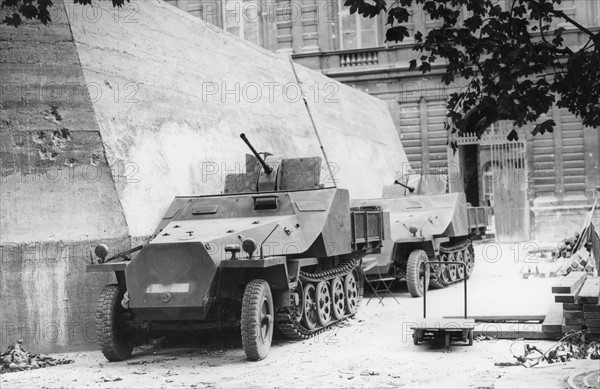 Véhicules blindés à l'arrêt dans une rue de Paris, lors de la Libération (août 1944)