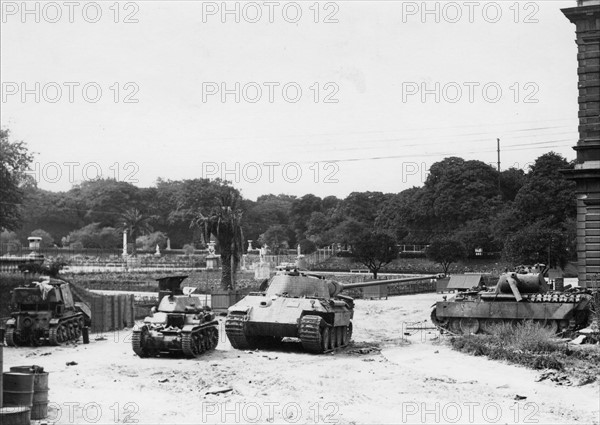 Chars dans le jardin du Luxembourg à Paris, à côté du Palais du Sénat, lors de la Libération (août 1944)