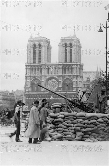 Barricade in front of Notre-Dame de Paris (August 1944)