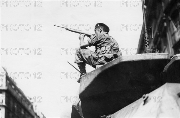 Un militaire français en position de combat dans une rue de Paris, lors de la Libération (août 1944)