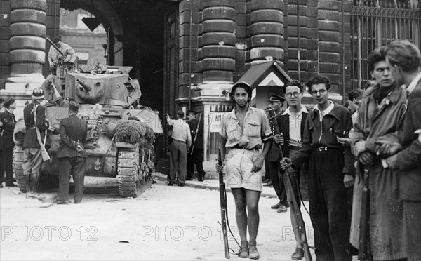 Un groupe de patriotes français devant le Palais du Sénat à Paris, lors de la Libération (août 1944)