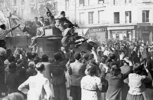 Scène de liesse populaire dans les rues de Paris, lors de la Libération (août 1944)