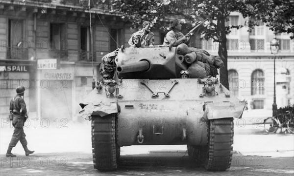 Char français dans une rue de Paris, lors de la Libération (août 1944)