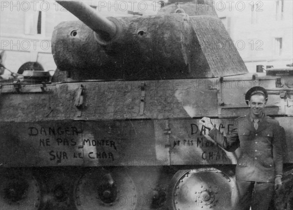 Un char devant le Palais du Sénat à Paris, lors de la Libération (août 1944)