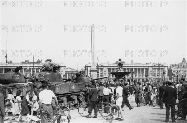 Chars français sur la Place de la Concorde à Paris, lors de la Libération (août 1944)