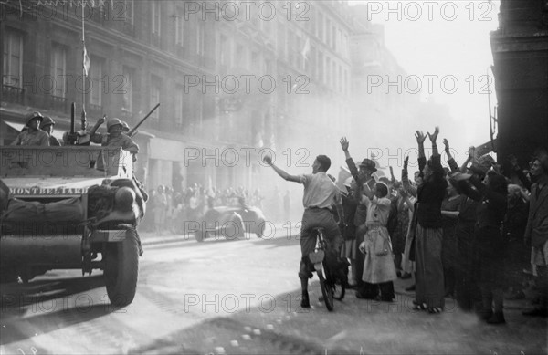 Scène de liesse populaire dans les rues de Paris, lors de la Libération (août 1944)